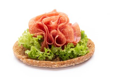Beyaz arka planda domuz jambonlu sandviç..