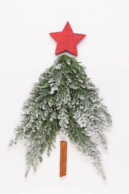 Noel ağacı bembeyaz arka planda yatıyordu. Yeni yıl konsepti. Uzayı kopyala Düz yatıyordu. Üst görünüm.