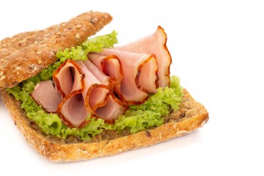 Beyaz arka planda domuz jambonlu sandviç..