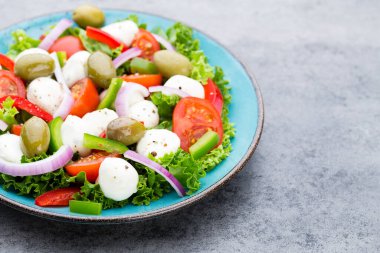 Taze sebze salatası. Caprese. Caprese salatası. İtalyan salatası. Akdeniz salatası. İtalyan mutfağı.