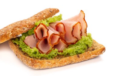 Beyaz arka planda domuz jambonlu sandviç..