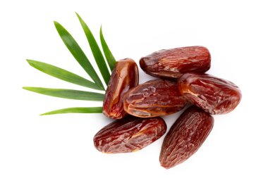 Kuru tarihler beyaz arkaplanda izole edilmiş. Üst Manzara. Düz uzanma deseni.