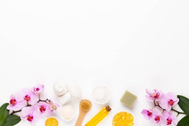 Spa aromaterapi kozmetik ürünler konsepti, orkide, bir metin için bir arkaplan, düz uzanma, yukarıdan görünüm.