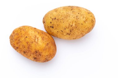 Beyaz arka planda izole edilmiş patatesler. Düz yatıyordu. Üst görünüm.