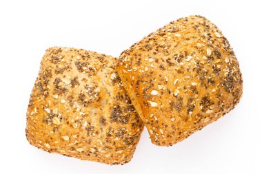 Beyaz arka planda çavdar ekmeği..