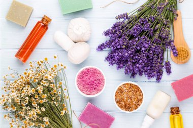 Temel yağ ve lavanta, çiçekli papatya tuzu..