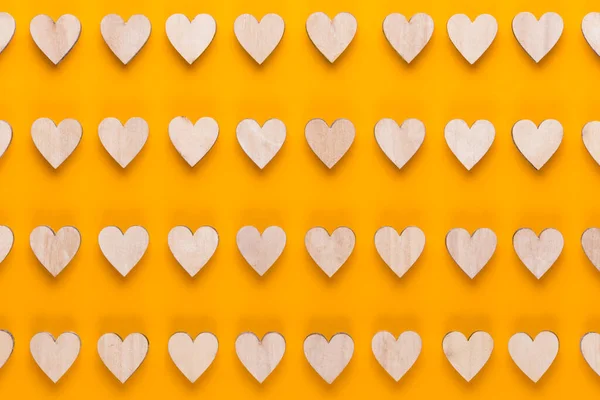 Kleine Holzherzen Auf Gelbem Hintergrund Eine Kreative Idee Valentinstag Grußkarte — Stockfoto