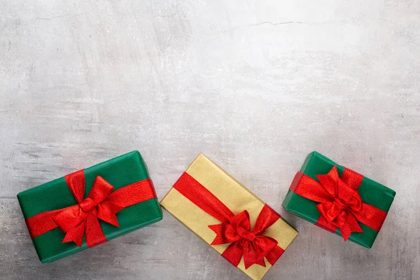 クリスマスのバナー 背景Xmasデザインは リアルなギフトボックスとグリッターコンフェッティ付き 水平クリスマスポスターグリーティングカード — ストック写真