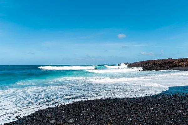 Hermosa Playa Isla Lanzarote Playa Arena Rodeada Montañas Volcánicas Océano —  Fotos de Stock