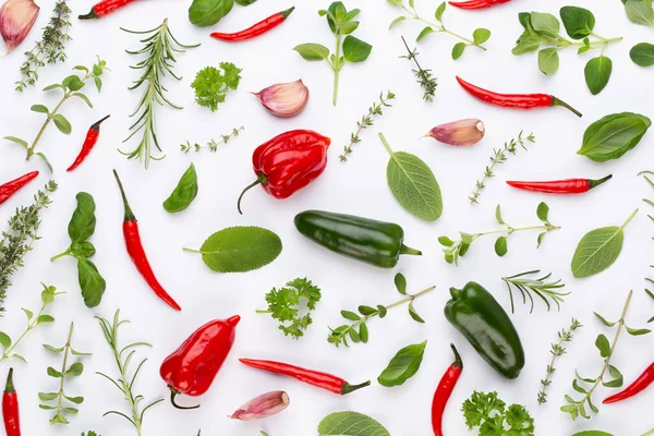 Kräuterblätter Und Chilipfeffer Auf Weißem Hintergrund Würzen Gemüsemuster Blumen Und — Stockfoto