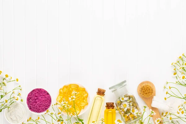 Komposition Aromatherapie Mit Naturkosmetik Und Kamillenblüten Auf Hellem Hintergrund — Stockfoto