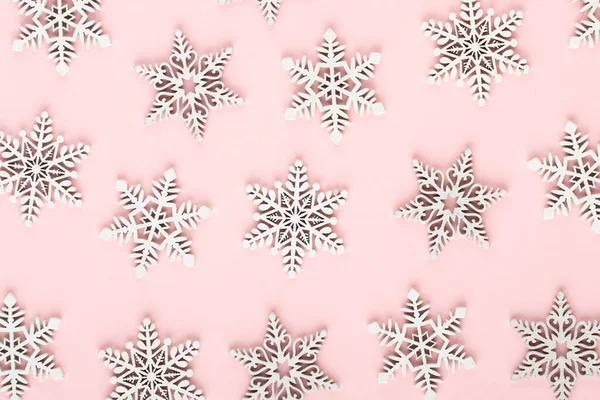 Świąteczne Tło Białe Ozdoby Śniegu Różowym Tle — Zdjęcie stockowe