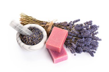 Lavanta ve turuncu doğal kozmetik ürünleri, beyaz arka planda ev yapımı spa için limon..