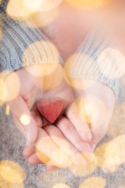 Noel süslemeli klasik Noel arkaplanı. Noel tebrik kartı. Bokex gümüşü arka planda şenlik dekorasyonu. Yeni yıl konsepti. Uzayı kopyala Düz yatıyordu. Üst görünüm.