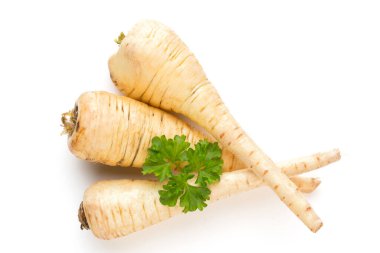 Beyaz arka planda yaban havucu ve persley izole edilmiş..