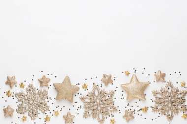 Noel tebrik kartı. Beyaz ahşap arka planda şenlik dekorasyonu. Yeni yıl konsepti. Uzayı kopyala Düz yatıyordu. Üst görünüm.