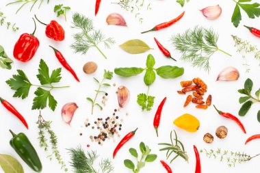 Baharatlı bitkisel yapraklar ve beyaz arka planda kırmızı biber. Sebze deseni. Çiçekler ve sebzeler beyaz arka planda. Üst manzara, düz uzanma.