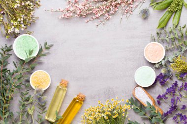 Spa aromaterapi kozmetik ürünler konsepti, metin için bir arkaplan, düzlük, yukarıdan görünüm.