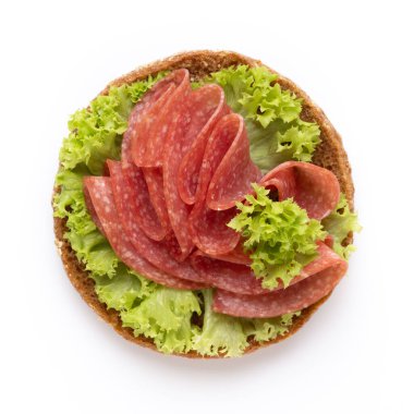 Beyaz arka planda salamlı sandviç.. 