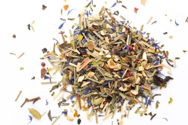 Beyaz arka planda bitki çayı. Meyve ve bitkisel, çay, zerdeçal, zencefil rengi üst görünüm. 