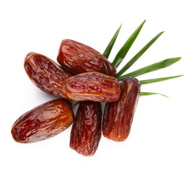 Kuru tarihler beyaz arkaplanda izole edilmiş. Üst Manzara. Düz uzanma deseni.