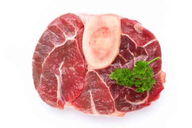 Beyaz arka planda taze çiğ biftek izole edilmiş..