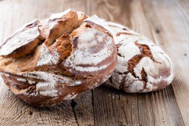 Ekmek arkaplan, üst görünüm, siyah ve çavdar somunları.