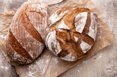 Ekmek arkaplan, üst görünüm, siyah ve çavdar somunları.