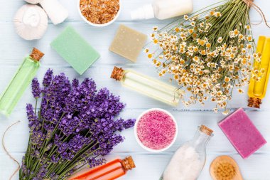 Temel yağ ve lavanta, çiçekli papatya tuzu..