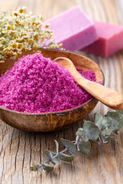 Doğal deniz tuzlu spa seti. Salon tedavisi daveti için spa konsepti veya şablonu. 