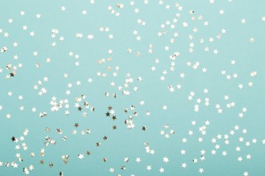 Parlak bir Noel geçmişi var. Yıldız tozu ve altın parıltı. Web ve yazdırma için tatil arkaplanı.