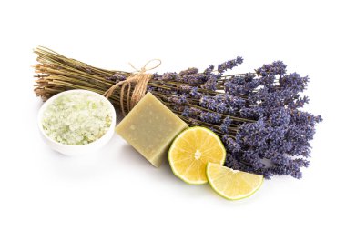 Lavanta ve turuncu doğal kozmetik ürünleri, beyaz arka planda ev yapımı spa için limon..