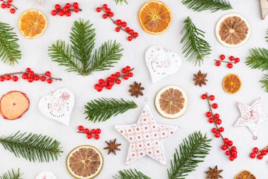 Noel kompozisyonu. Beyaz arka planda hediyeler, koniler. Noel, kış, yeni yıl konsepti. Düz konum, üst görünüm, kopyalama alanı. Düz yatıyordu. Üst görünüm.