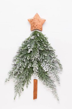 Noel ağacı bembeyaz arka planda yatıyordu. Yeni yıl konsepti. Uzayı kopyala Düz yatıyordu. Üst görünüm.