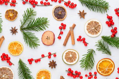 Noel kompozisyonu. Beyaz arka planda hediyeler, koniler. Noel, kış, yeni yıl konsepti. Düz konum, üst görünüm, kopyalama alanı. Düz yatıyordu. Üst görünüm.