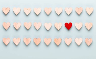 Sevgililer Günü geçmişi, mavi arkaplanda pastel kalpler. Tebrik kartı..