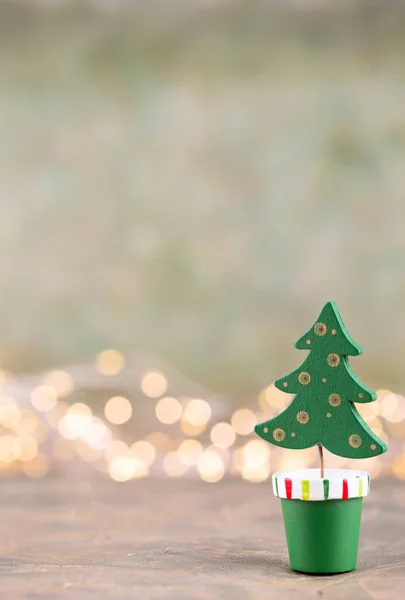 Kleurrijke Kerstboom Groene Bokeh Achtergrond — Stockfoto