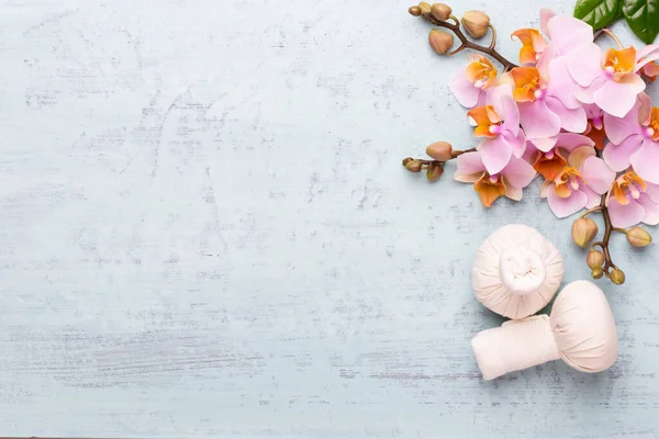 Spa aromaterapi arka planı, basit orkide çiçekleriyle süslenmiş çeşitli güzellik ürünleri..
