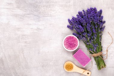 Temel yağ ve lavanta, papatya çayı deniz tuzu, spa, çiçekli üst görünüm..