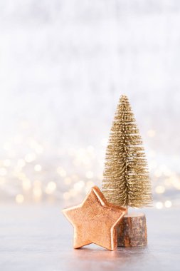 Gümüş üzerinde Noel ağacı, bokeh arkaplan.
