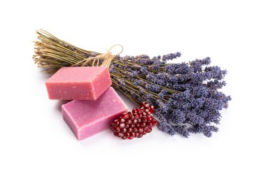Beyaz arka plan görünümlü ev yapımı spa için lavanta ve nar içeren doğal kozmetik ürünleri..