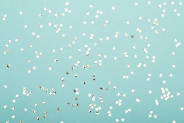 Parlak bir Noel geçmişi var. Yıldız tozu ve altın parıltı. Web ve yazdırma için tatil arkaplanı.