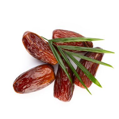 Kuru tarihler beyaz arkaplanda izole edilmiş. Üst Manzara. Düz uzanma deseni.