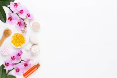 Spa aromaterapi kozmetik ürünler konsepti, orkide, bir metin için bir arkaplan, düz uzanma, yukarıdan görünüm.