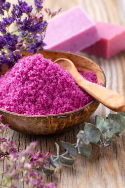 Doğal deniz tuzlu spa seti. Salon tedavisi daveti için spa konsepti veya şablonu. 