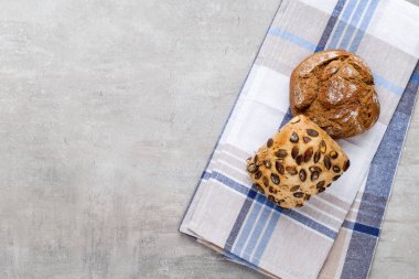 Koyu gri mutfak masasında taze pişmiş ekmek..