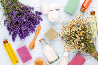 Temel yağ ve lavanta, çiçekli papatya tuzu..