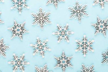 Noel arkaplanı. Pembe arka planda beyaz kar dekorasyonları.