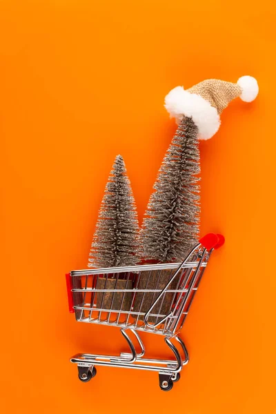 Carrito Compras Con Árbol Navidad Mesa Roja — Foto de Stock