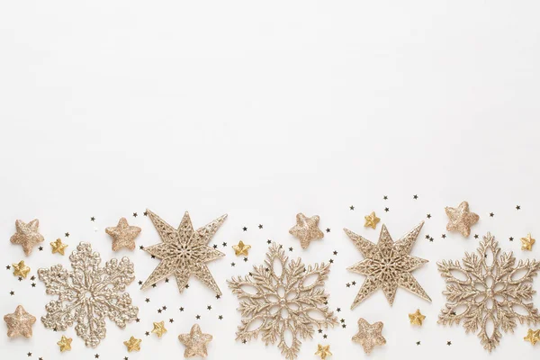 Noel tebrik kartı. Beyaz ahşap arka planda şenlik dekorasyonu. Yeni yıl konsepti. Uzayı kopyala Düz yatıyordu. Üst görünüm.